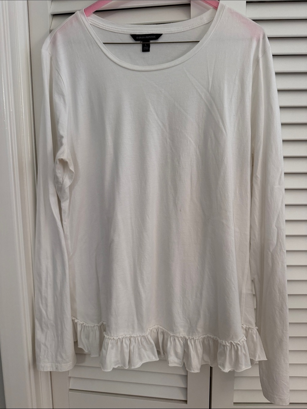 Banana Republic white long sleeve ruffle bottom tee